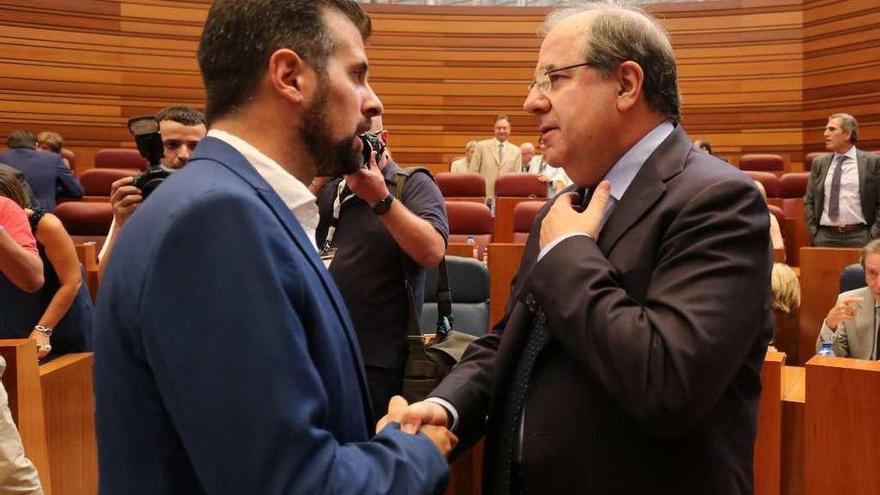 El presidente Juan Vicente Herrera, derecha, y el secretario del PSCyL, Luis Tudanca, conversan antes del pleno.