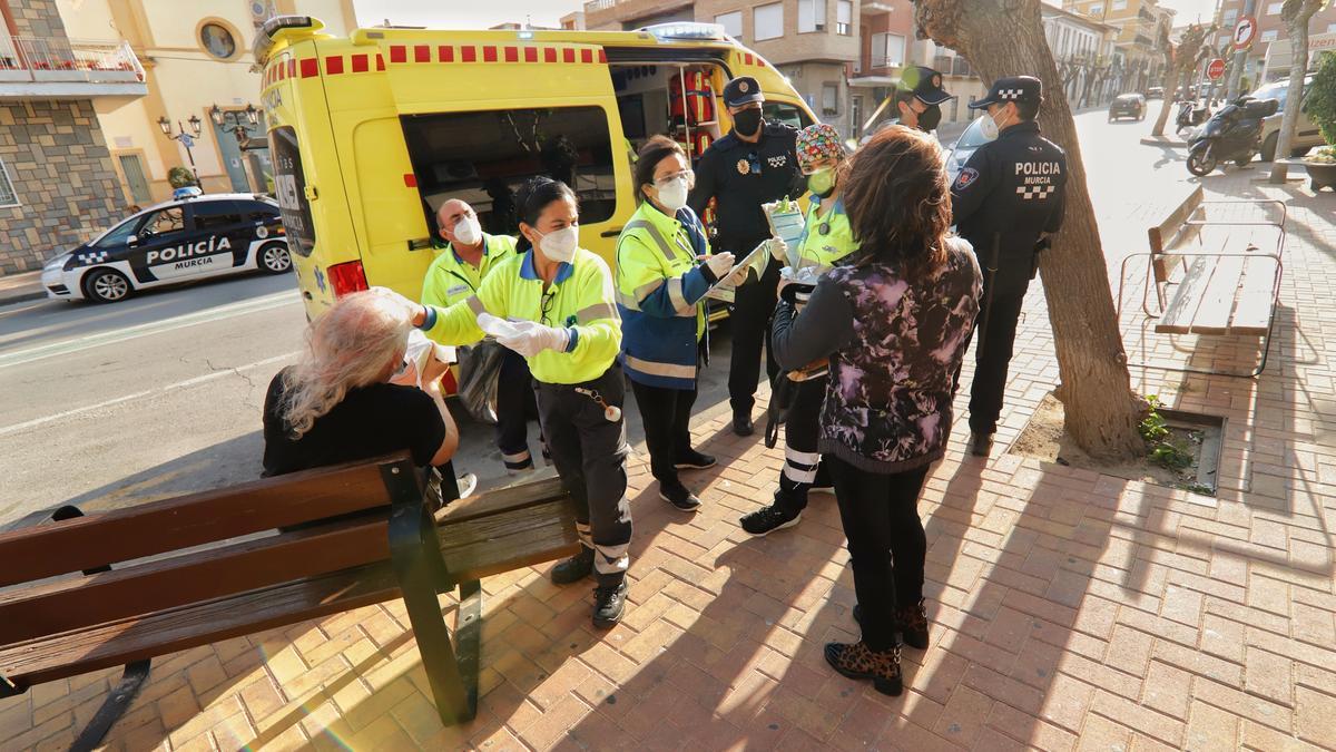 Sanitarios atienden a un hombre herido sentado en un banco del lugar.