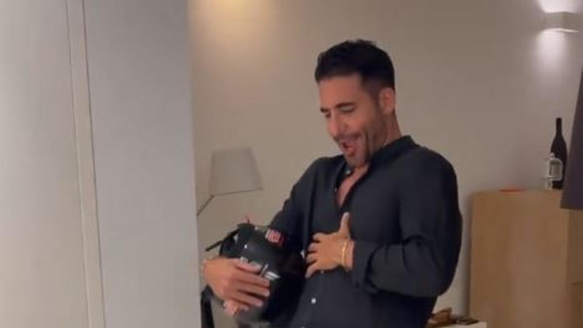Miguel Ángel Silvestre mueve las caderas en su habitación de hotel