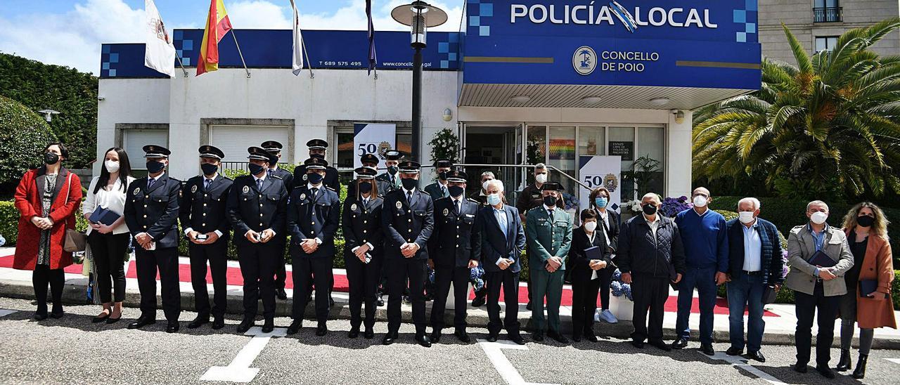 Foto de familia con toda la plantilla, los homenajeados y familiares junto a Luciano Sobral. |   // GUSTAVO SANTOS