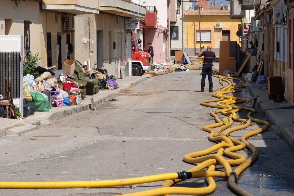 Los vecinos de Heredades se afanan en limpiar sus casas