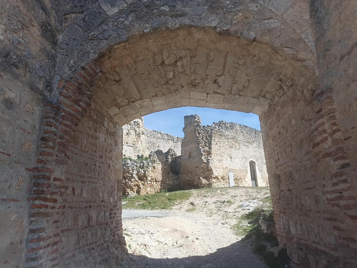 Las ruinas de la iglesia de San Martín de Funetidueña, vistas atráves de la muralla medieval.