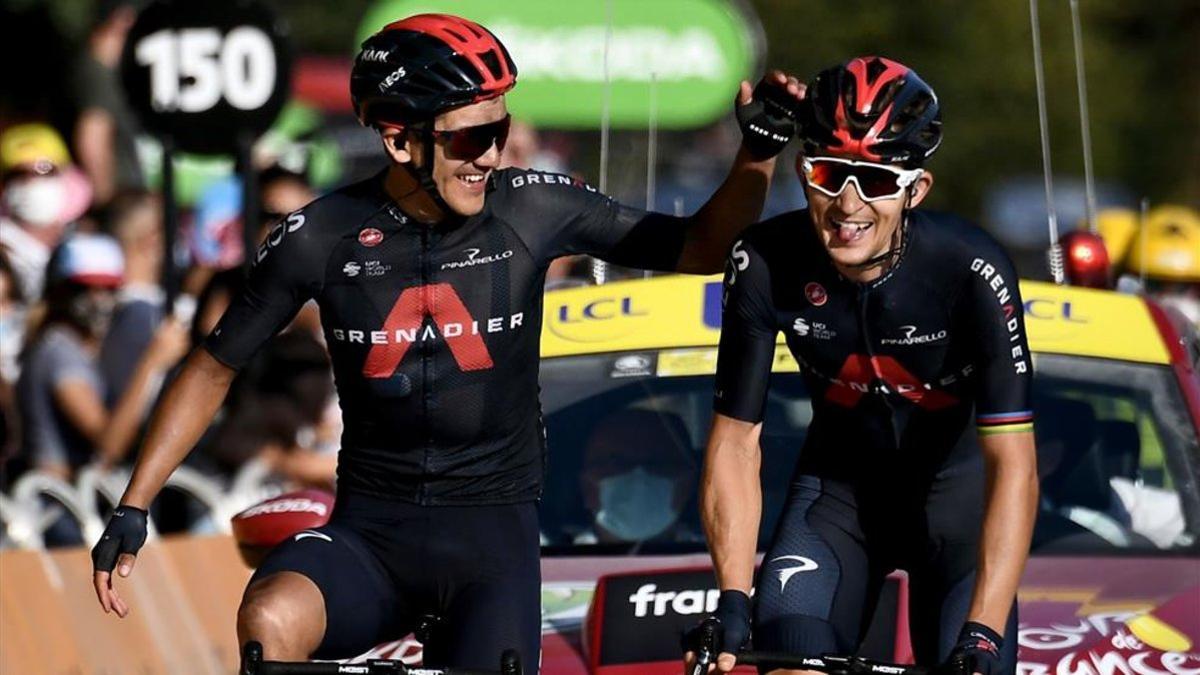 Kwiatkowski y Carapaz cruzan celebran el triunfo de Ineos