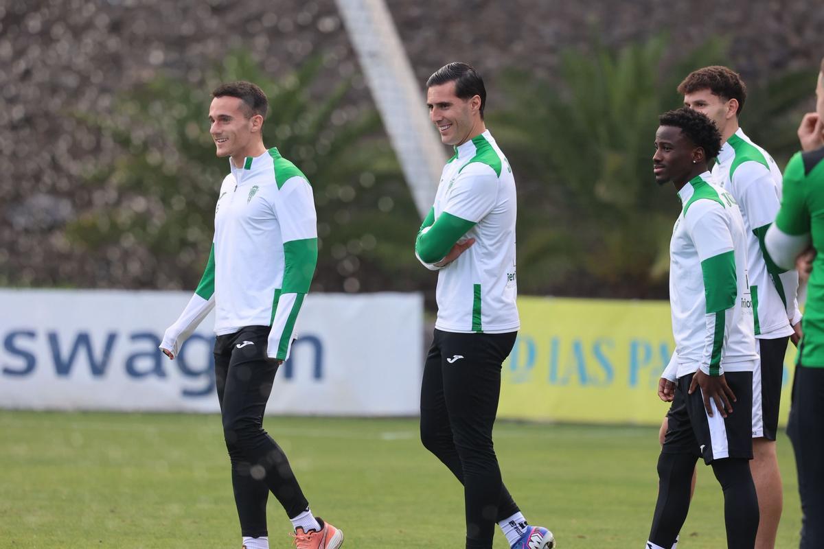 Futbolistas del Córdoba CF en la sesión del pasado domingo en Gran Canaria, tras el triunfo ante Las Palmas.