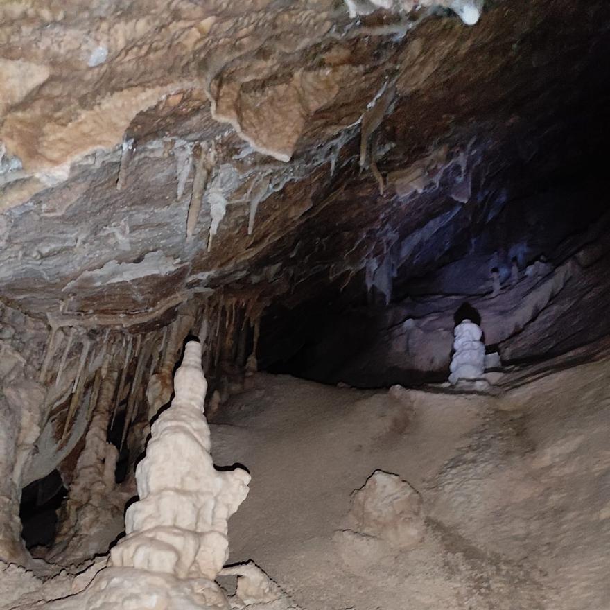 Las primeras fotografías de la cueva de Algueña realizadas por sus descubridores.