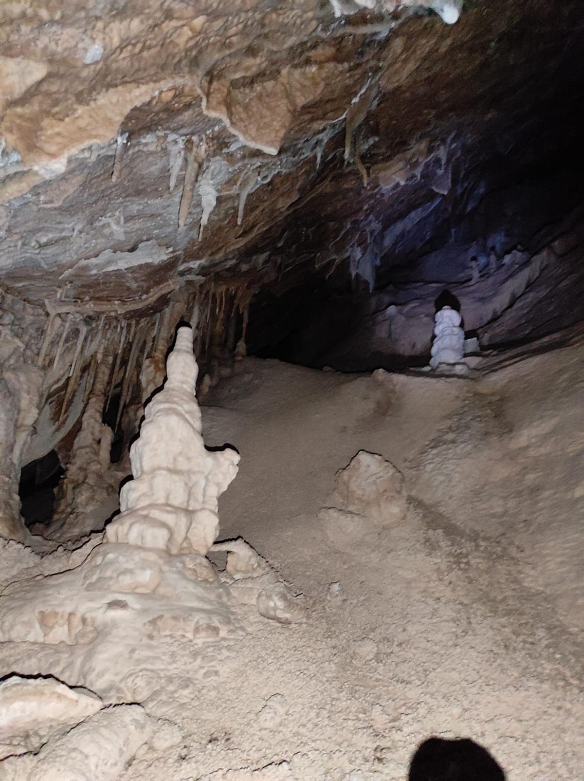 Las primeras fotografías de la cueva de Algueña realizadas por sus descubridores.