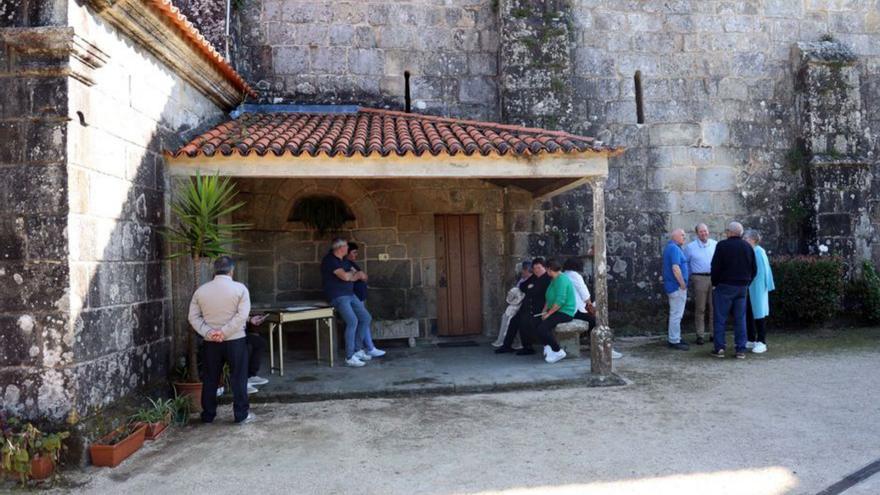 Asistentes esperando fuera su turno con la iglesia llena.