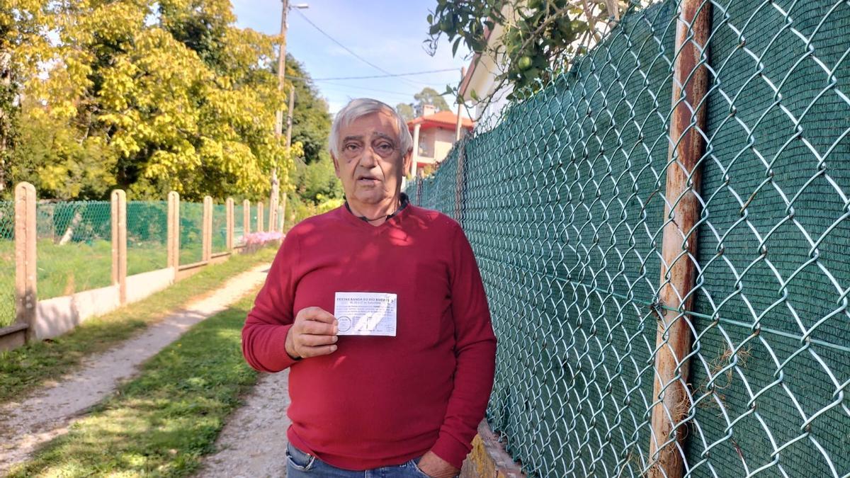 Miguel Fariña con la rifa ganadora del premio de 1.500 euros en las fiestas de Santa Ifigenia.