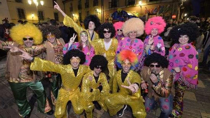 &quot;La Orquestina de La Pecera&quot;, durante su actuación, ayer, en la plaza de Carlos Lobo.