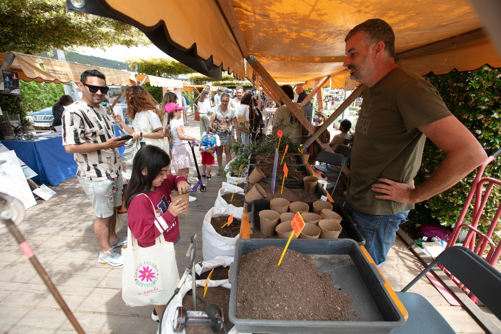 Mira aquí todas las fotos de la feria ECO UC de Santa Eulària