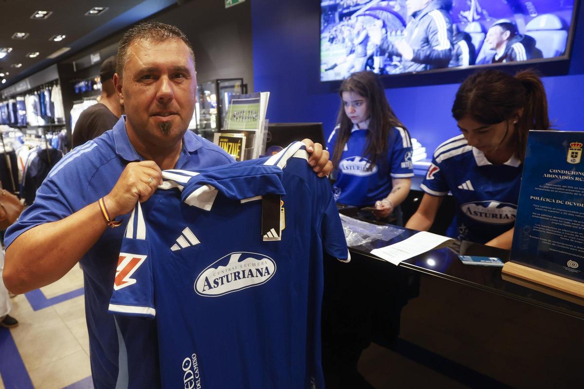 Ángel Menéndez, con la nueva camiseta