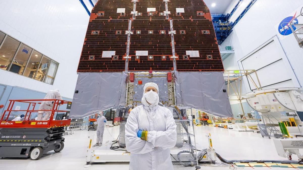 Alejandro Rivera, ante el telescopio espacial Roman durante su construcción