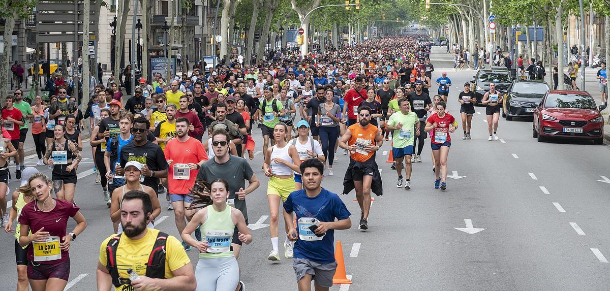 Los participantes recorren la Gran Vía a la altura de Rambla de Catalunya durante la 44 edición de la Cursa de El Corte Inglés