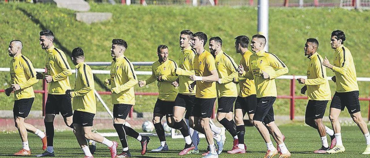 Los jugadores del Sporting, entrenándose en Mareo ayer por la mañana a puerta cerrada.