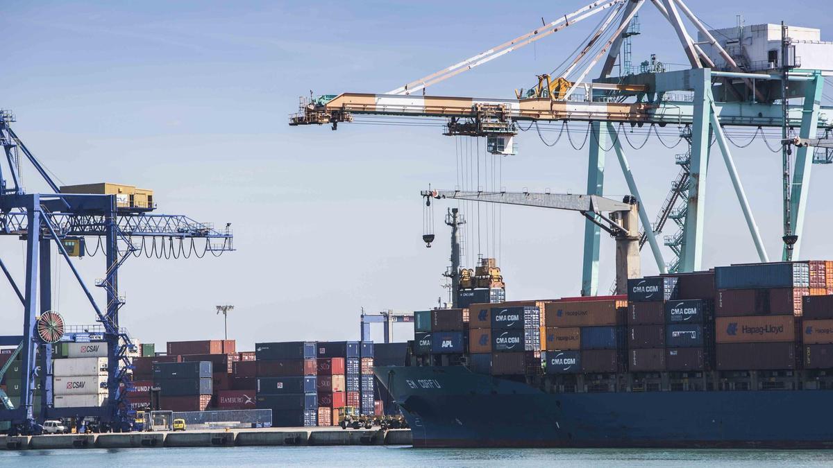 El Puerto de València ha cerrado hoy sus terminales de contenedores por los fuertes vientos y el temporal marítimo de la borrasca Hortense.