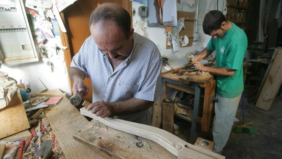 Artesanos trabajando la madera del olivo.