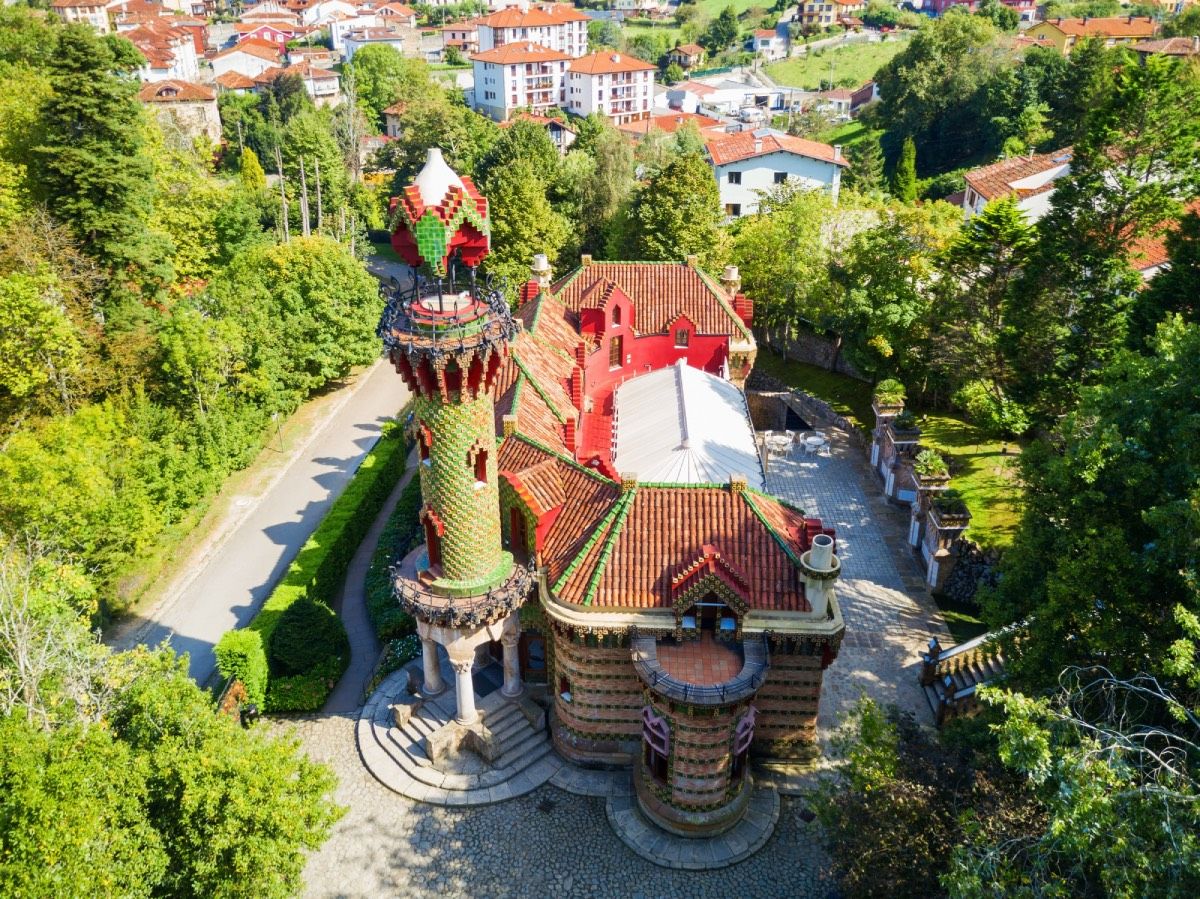 Uno de los monumentos más bonitos de Gaudí se esconde en Cantabria