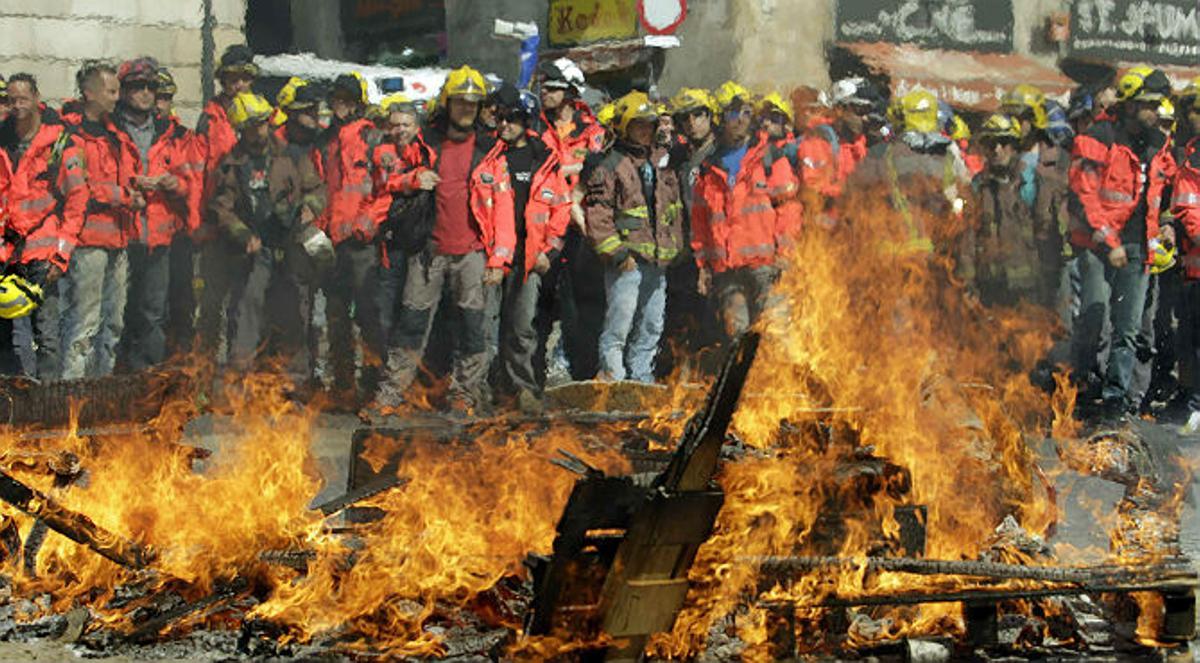 Els bombers es manifesten davant la Generalitat contra la falta d’efectius i el decret d’ampliació de jornada.
