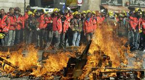 Els bombers es manifesten davant la Generalitat contra la falta d’efectius i el decret d’ampliació de jornada.