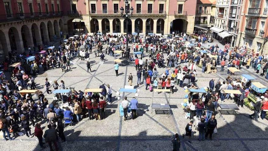 La plaza Mayor de Gijón, con los puestos de venta.