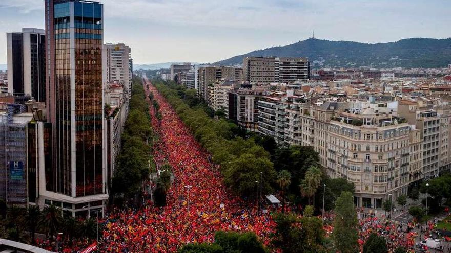 La avenida Diagonal de Barcelona, ayer durante la manifestación independentista con motivo de la Diada. // Efe