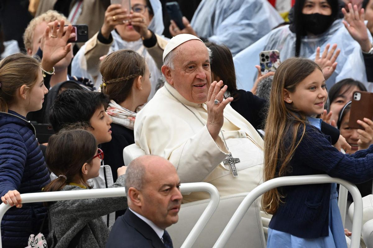 El Papa Francisco durante la audiencia general semanal en la plaza de San Pedro.