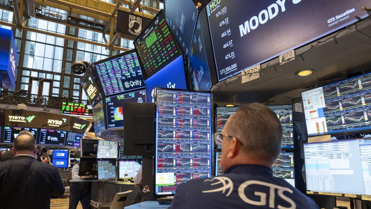 Tipo de los bonos y pantallas en rojo en Wall Street