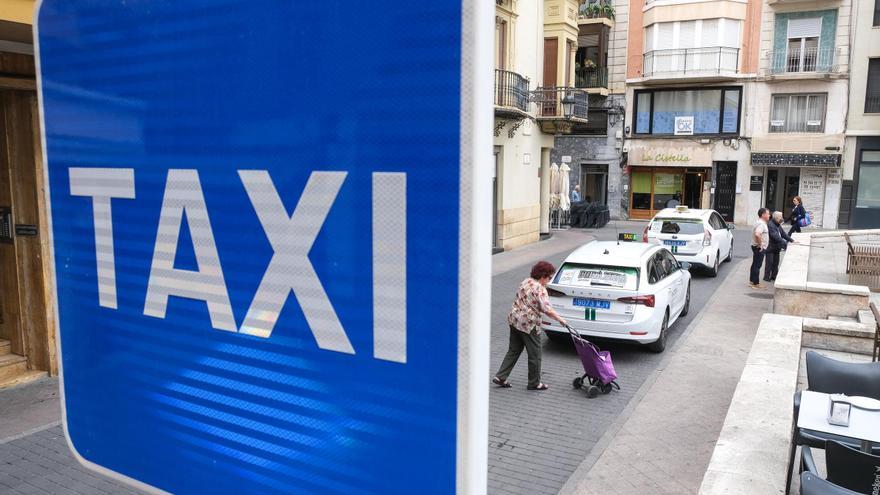 Elche afrontará su primer verano entre la «liberación» de los VTC y las críticas del sector turístico al taxi