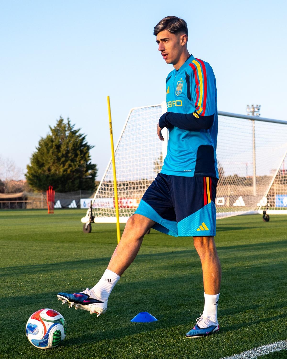 Dani Requena, durante el entrenamiento del pasado lunes con España sub-21.