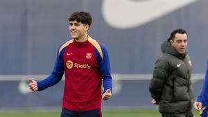 Cubarsí y Xavi, en un entrenamiento del FC Barcelona