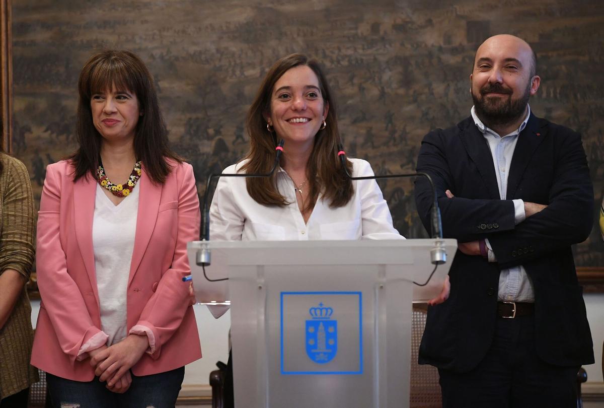 LA ALCALDESA DE A CORUÑA, INES REY, DEL PSDEG-PSOE, PRESENTA AL NUEVO EJECUTIVO MUNICIPAL, QUE GESTIONARA EN SOLITARIO CON LOS NUEVE ESCAÑOS OBTENIDOS EN LAS PASADAS ELECCIONES MUNICIPALES DEL 26 DE MAYO (26M ) DE 2019. DE I A D: EVA MARTINEZ ACON, INES REY Y JOSE MANUEL LAGE TUÑAS, PORTAVOZ. POLITICA. EQUIPO GOBIERNO LOCAL