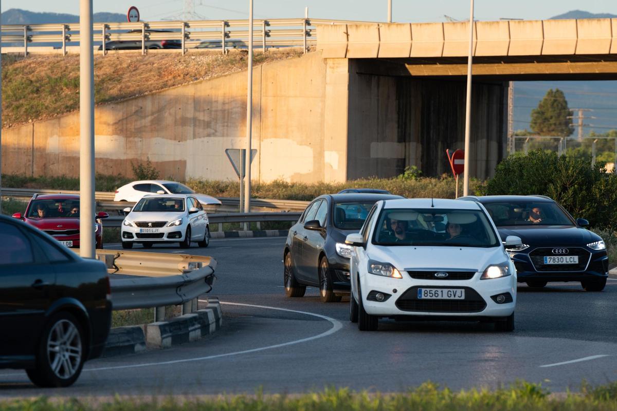 El incendio se ha producido en la salida sur de la CV-10, a su paso por Castelló.