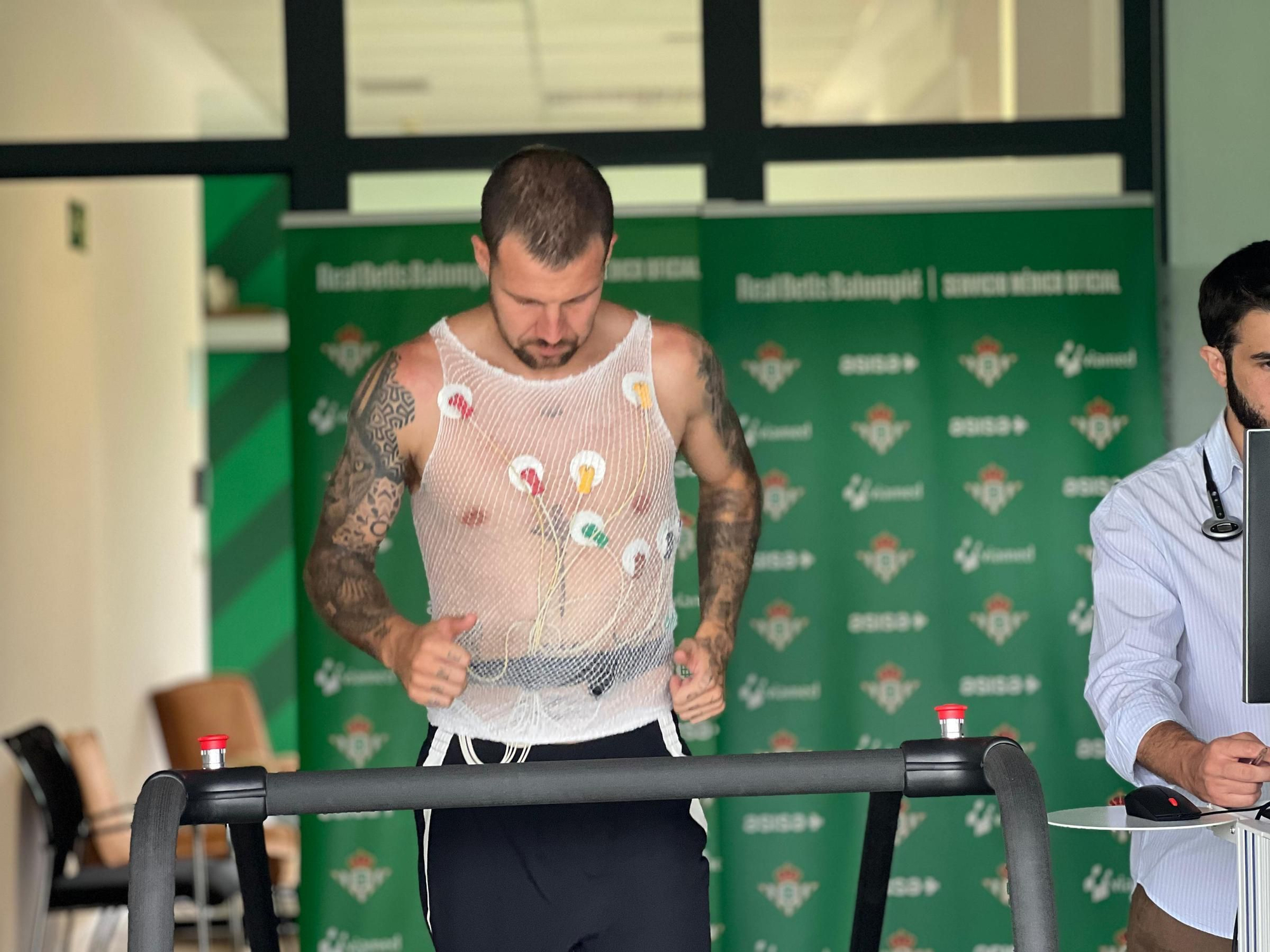 Primer día de reconocimientos médicos en el Betis antes de iniciar la pretemporada en Portugal