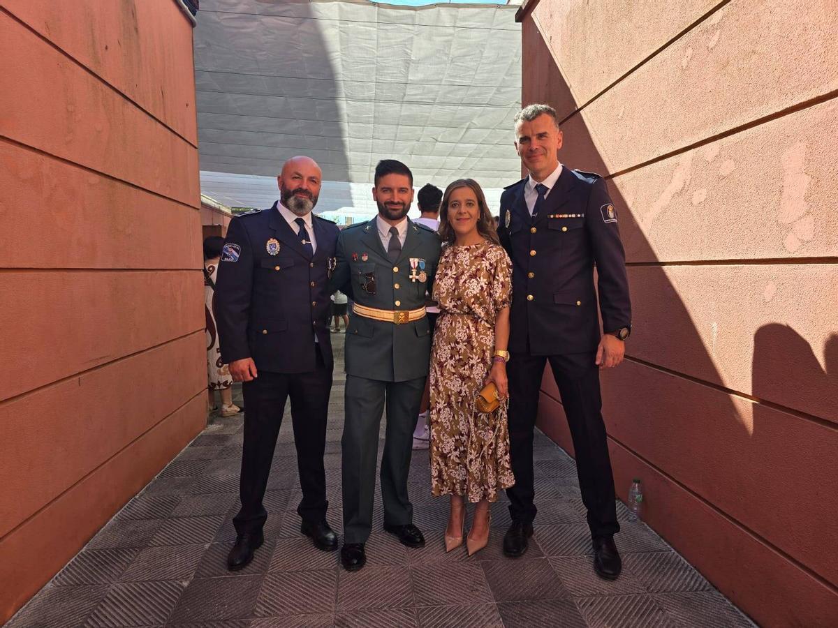 El nuevo capitán con la edil socialista y mandos de la Policía Local.