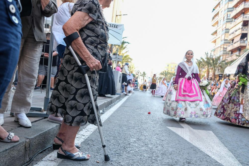 Los festeros aprovechan la Ofrenda para protestar contra la violencia de género con flores y lazos morados