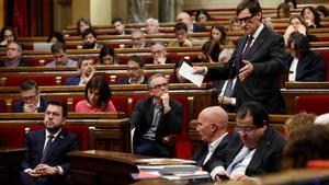 Illa se dirige a Aragonès, durante su intervención en el Parlament