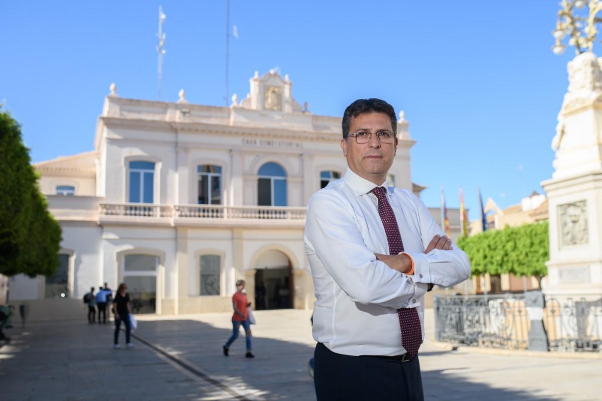 L’alcalde d’Alfafar, Juan Ramón Adsuara, davant de la casa consistorial