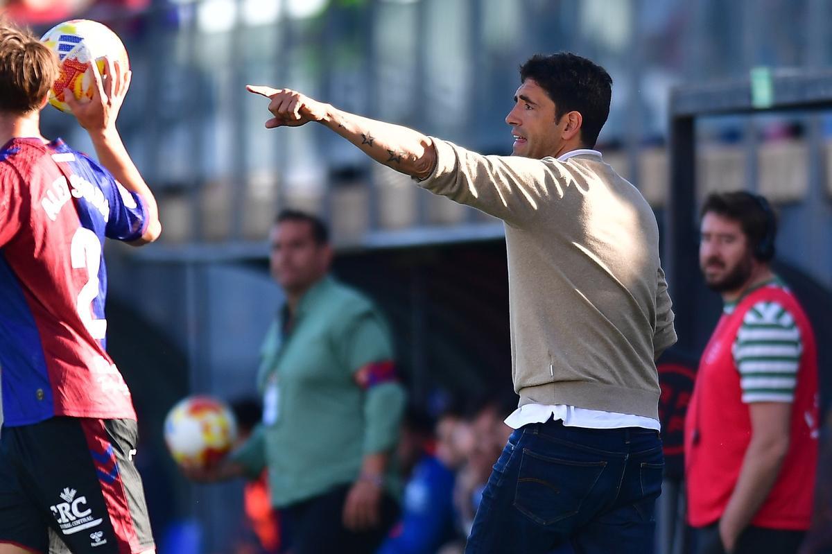 Íñigo Vélez en el duelo ante el Eldense