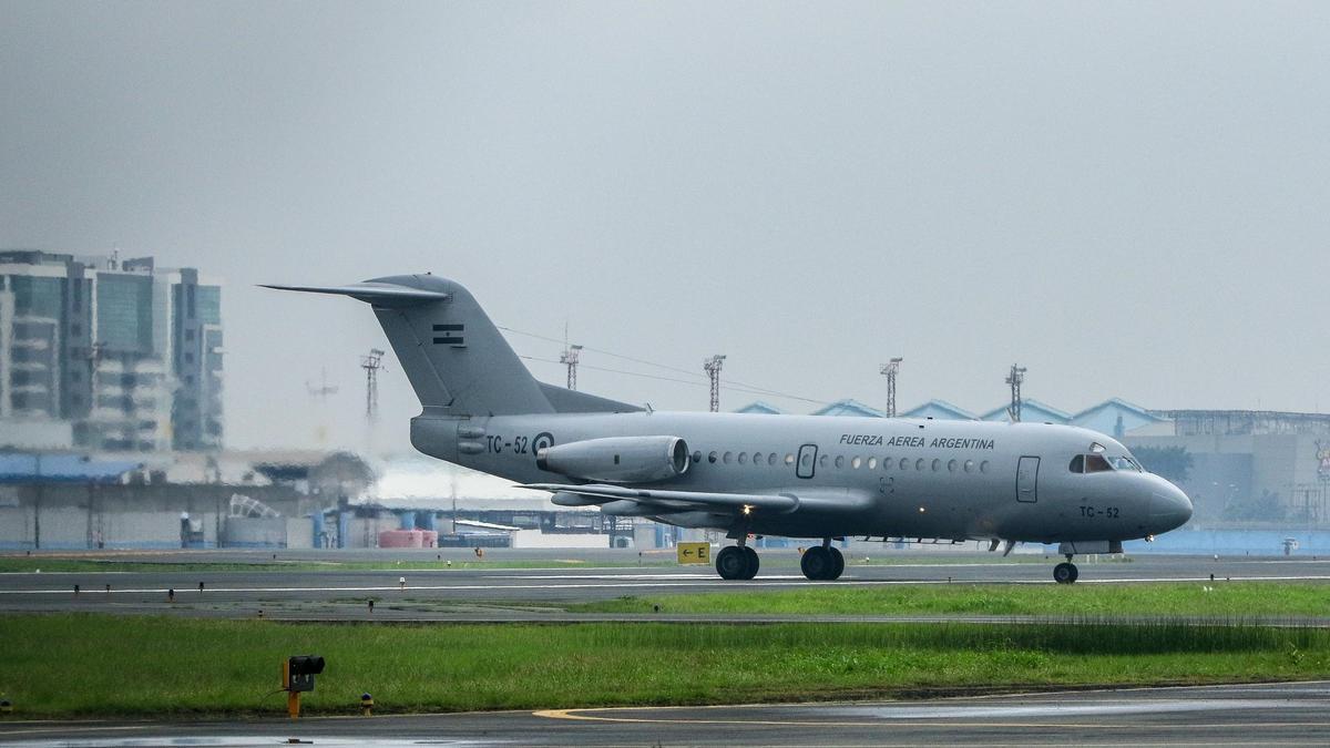 El avión de la Fuerza Aérea Argentina en el que han sido extraditados la esposa y los hijos de Fito aterriza en Quito, este viernes.