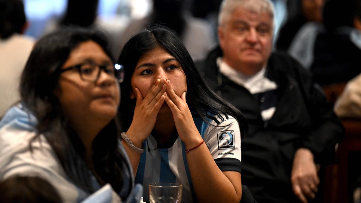 Fans de Argentina ven el partido de fútbol  de la Copa Mundial Qatar 2022 entre Argentina y Arabia Saudita en Buenos Aires.