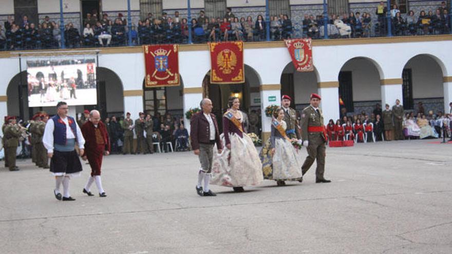 Las fuerzas armadas y la G. Civil homenajean a los valencianos