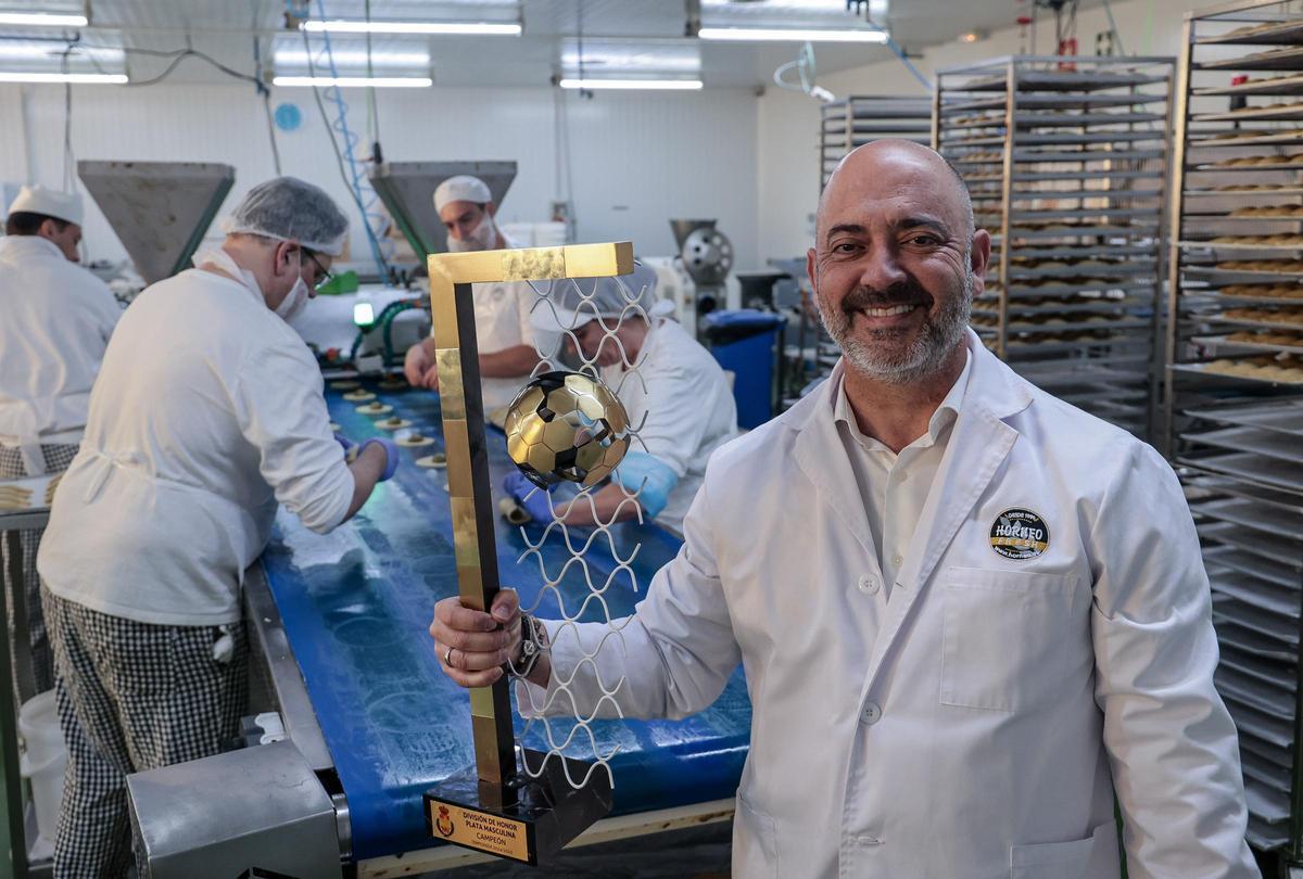 Pepe Sánchez posa con el trofeo de campeón de liga en el obrador de su compañía, Horneo, funcionando a pleno rendimiento.