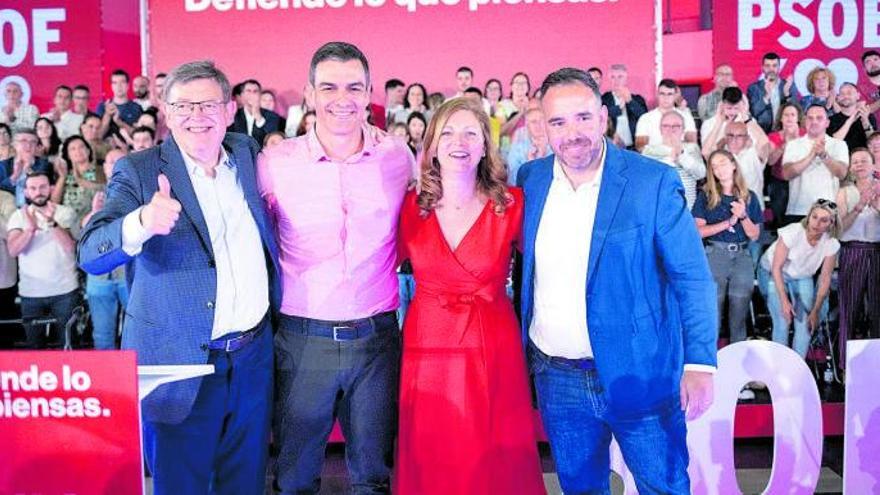 Ximo Puig, Pedro Sánchez, Amparo Marco y Rafael Simó posan en el escenario del mitin de ayer en Castellón.  | INFORMACIÓN