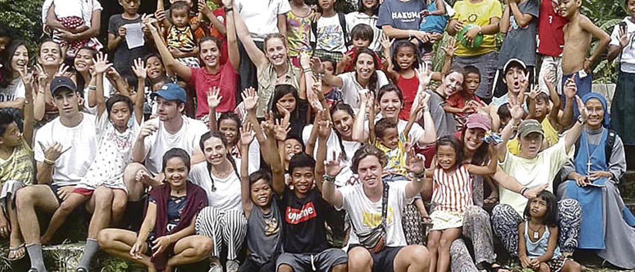 El grupo de voluntarios y los vecinos de Lipá.