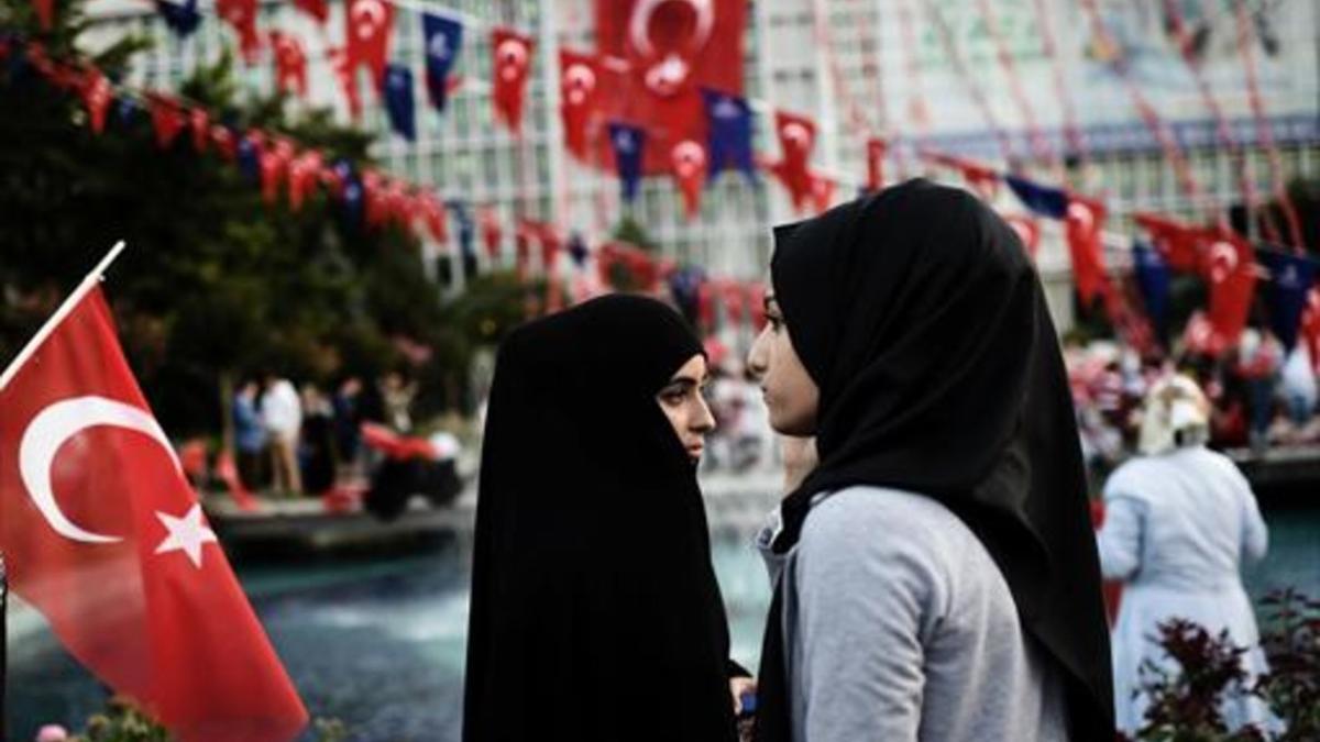 Dos mujeres con el cabello cubierto en una calle de Estambul.