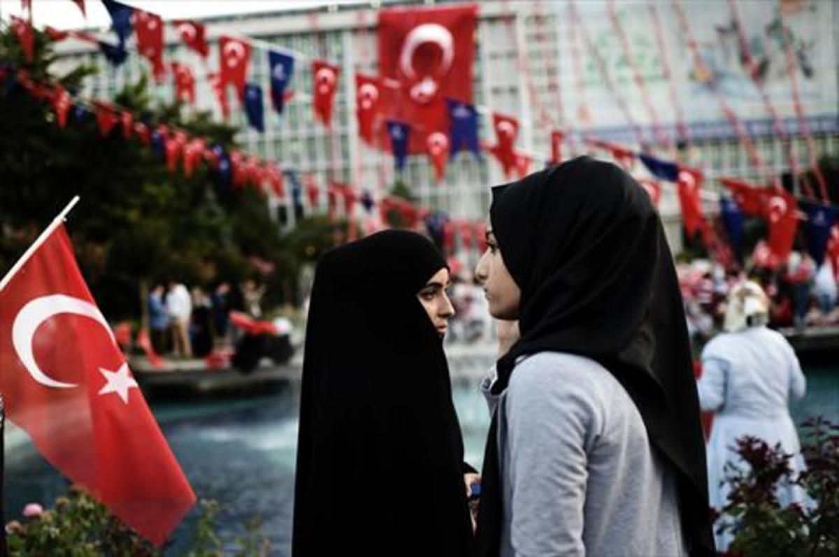 Dos mujeres con el cabello cubierto en una calle de Estambul.