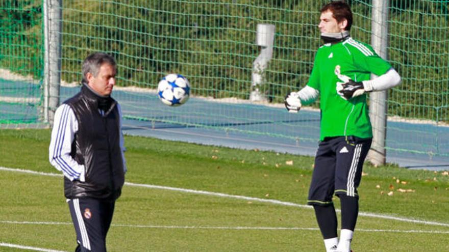 Mourinho pasa ante Casillas durante el entrenamiento de ayer. / Efe