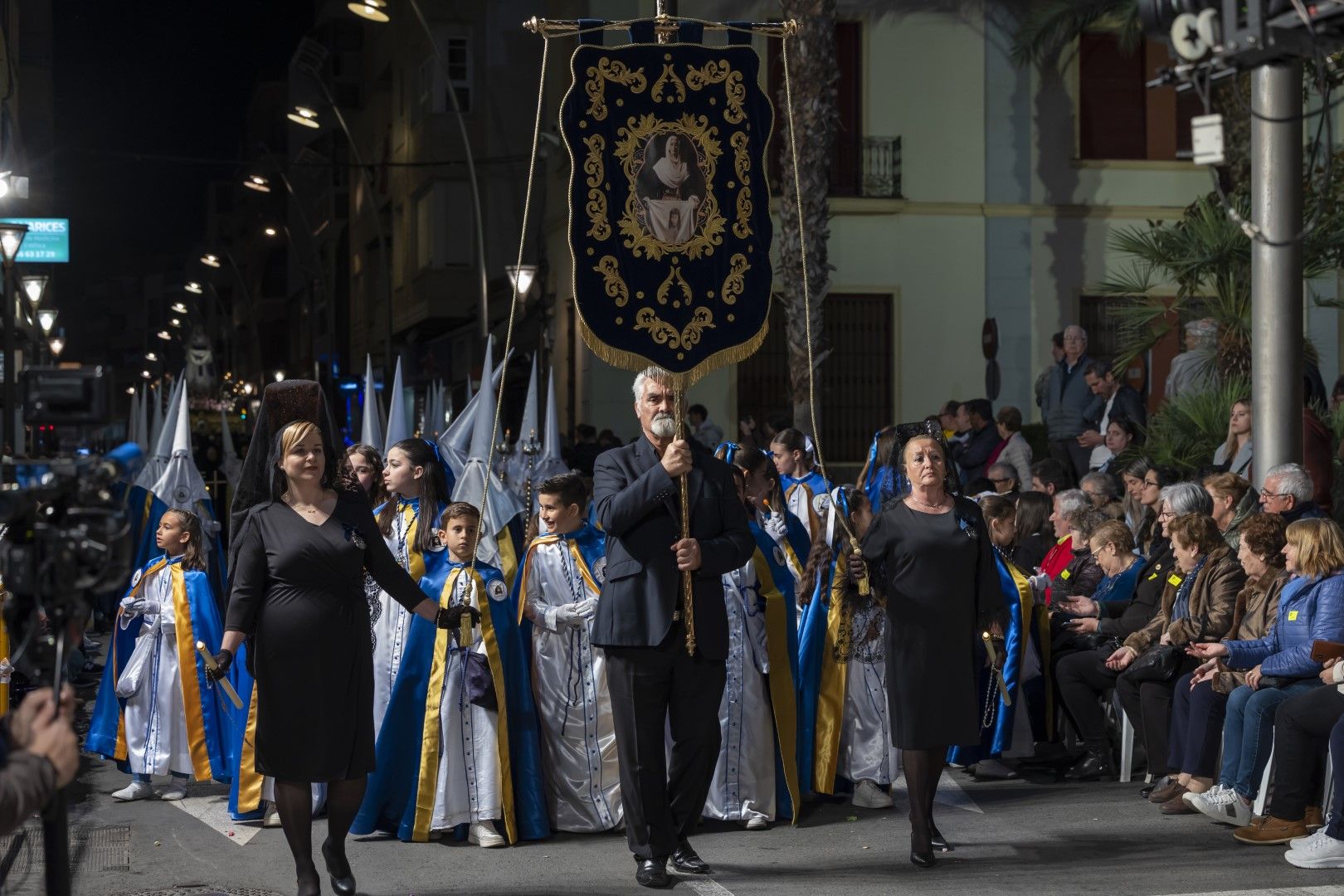 Las quince cofradías de la Semana Santa de Torrevieja recorrieron las calles en Viernes Santo