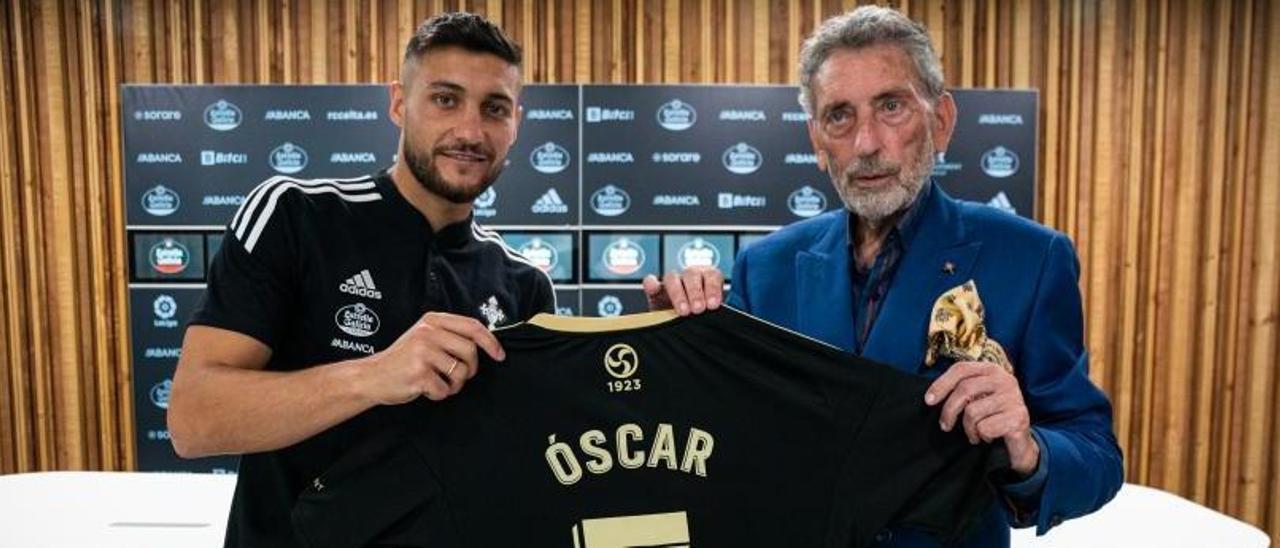 Óscar Rodríguez sostiene la camiseta del Celta con Carlos Mouriño.