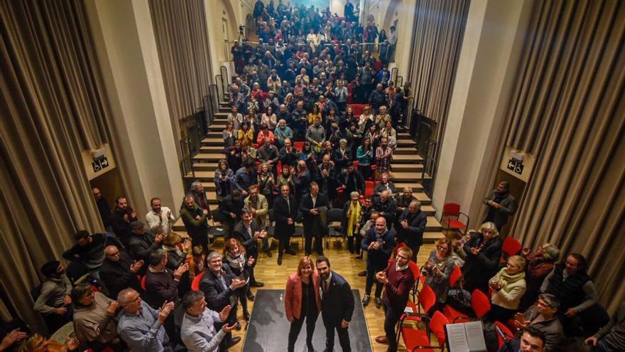 Agnès Lladó amb Roger Torrent i els assistents a l&#039;acte.